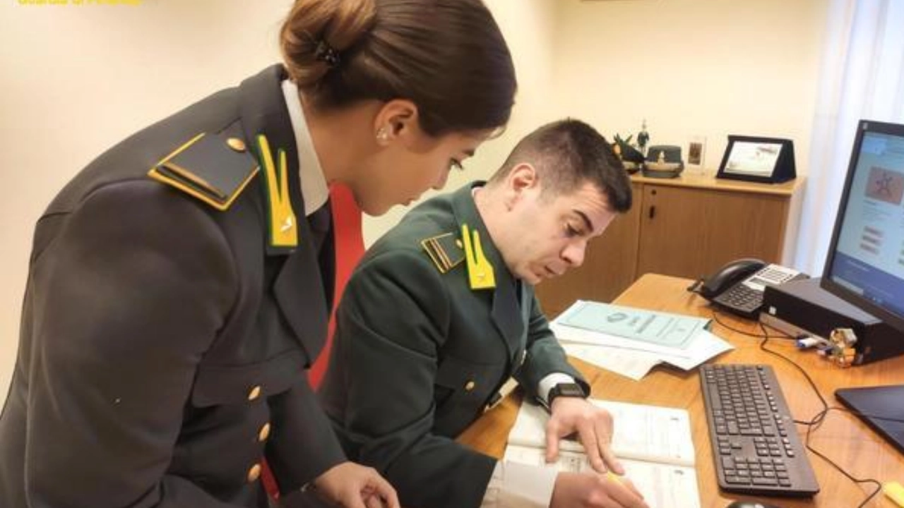Un'immagine dei militari della guardia di finanza durante un controllo Un'immagine dei militari della guardia di finanza durante un controllo