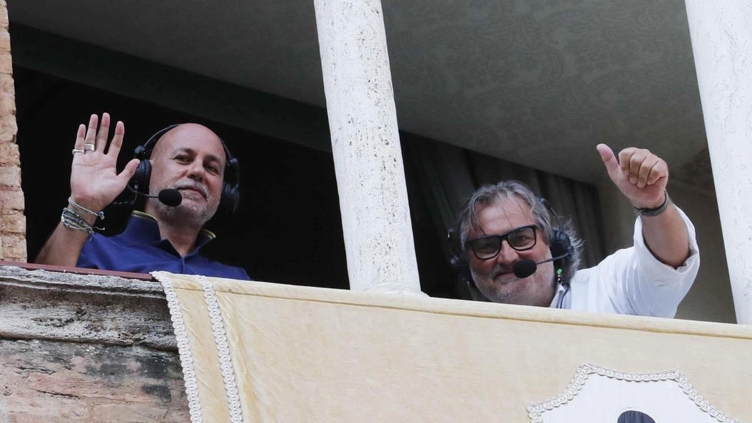 Giovanni Mazzini (a sinistra) e Pierluigi Pardo raccontano il Palio in diretta Giovanni Mazzini (a sinistra) e Pierluigi Pardo raccontano il Palio in diretta