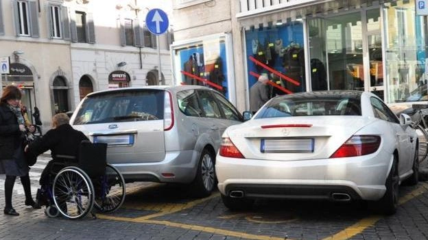 Un parcheggio per disabili occupato abusivamente da auto senza contrassegno Un parcheggio per disabili occupato abusivamente da auto senza contrassegno