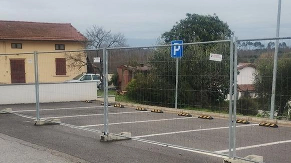 La nuova area di sosta con quattordici posti auto in via Mariani a Cerretti. Pronta dalla primavera del 2022 ma ancora non utilizzabile La nuova area di sosta con quattordici posti auto in via Mariani a Cerretti. Pronta dalla primavera del 2022 ma ancora non utilizzabile