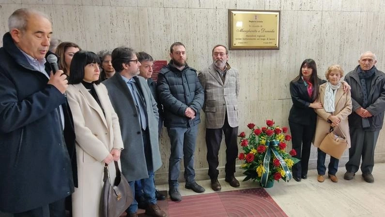 La toccante cerimonia al Broletto La toccante cerimonia al Broletto