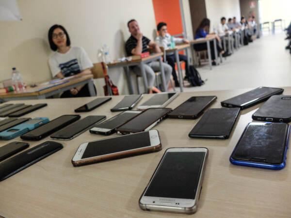 Il cellulare è già bocciato. “Il ministro ha fatto bene” Il cellulare è già bocciato. “Il ministro ha fatto bene”