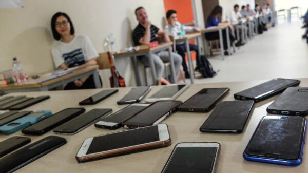 Da settembre niente più cellulari in classe anche alle superiori Da settembre niente più cellulari in classe anche alle superiori