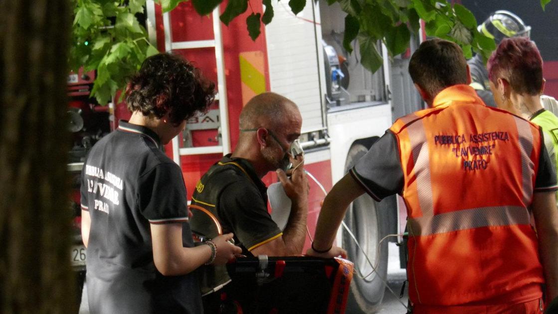 Fiamme in un palazzo. Residenti in salvo sul tetto Fiamme in un palazzo. Residenti in salvo sul tetto