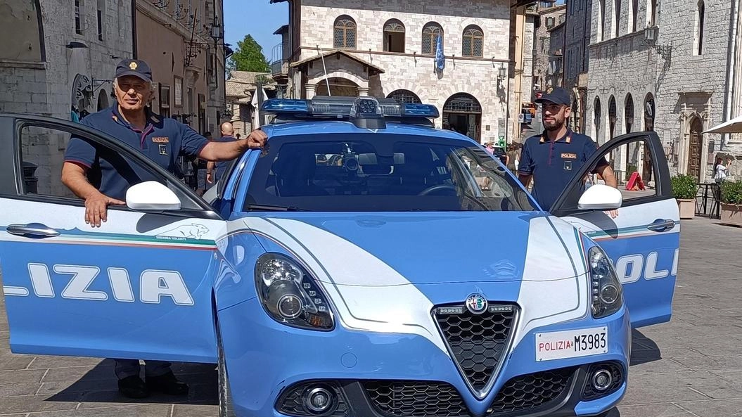 Assisi, ventenne individuato dalla Polizia: dovrà rispondere di porto abusivo di armi e procurato allarme Assisi, ventenne individuato dalla Polizia: dovrà rispondere di porto abusivo di armi e procurato allarme