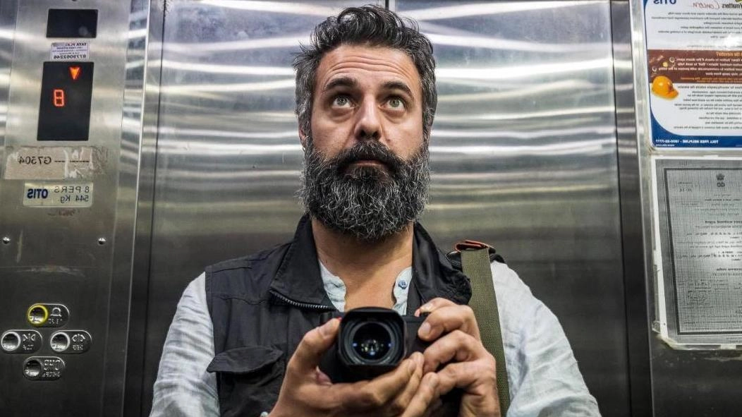 Il fotografo Marino Da Costa la cui mostra S(k)in è ancora visitabile alla Casa delle idee di Fiano-Loppeglia