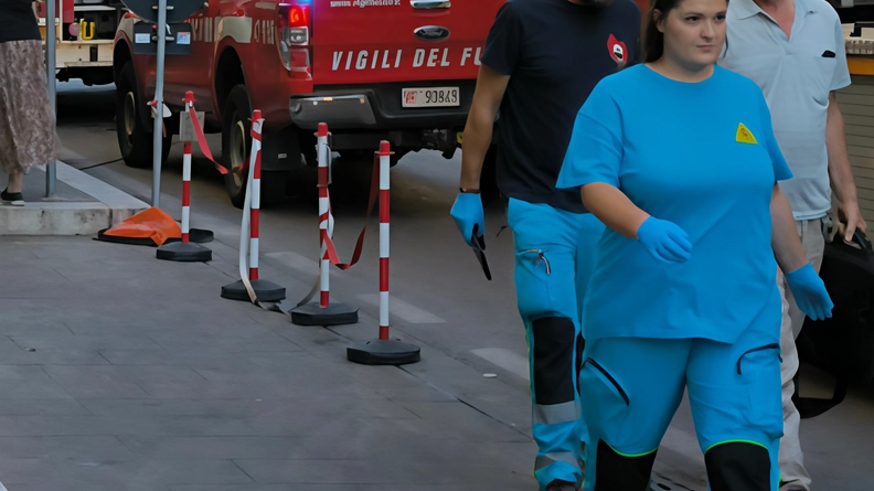 A Arezzo nel centro storico, un quadro elettrico ha preso fuoco causando fumo nero. I vigili del fuoco hanno prontamente gestito la situazione senza evacuare l'edificio, evitando danni alle persone e limitando i danni materiali. A Arezzo nel centro storico, un quadro elettrico ha preso fuoco causando fumo nero. I vigili del fuoco hanno prontamente gestito la situazione senza evacuare l'edificio, evitando danni alle persone e limitando i danni materiali.