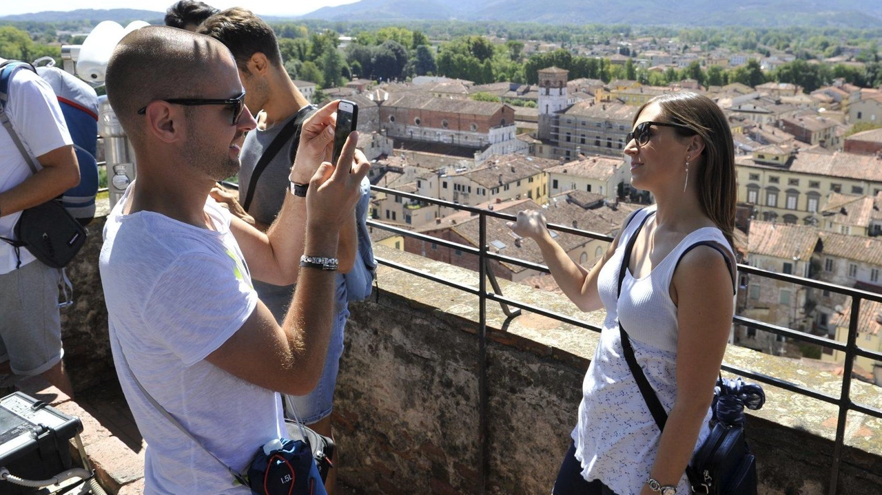 Turisti sulla Torre Guinigi, il cui biglietto di ingresso è sì aumentato ma solo per i turisti e non per. i lucchesi (foto Alcide) Turisti sulla Torre Guinigi, il cui biglietto di ingresso è sì aumentato ma solo per i turisti e non per. i lucchesi (foto Alcide)