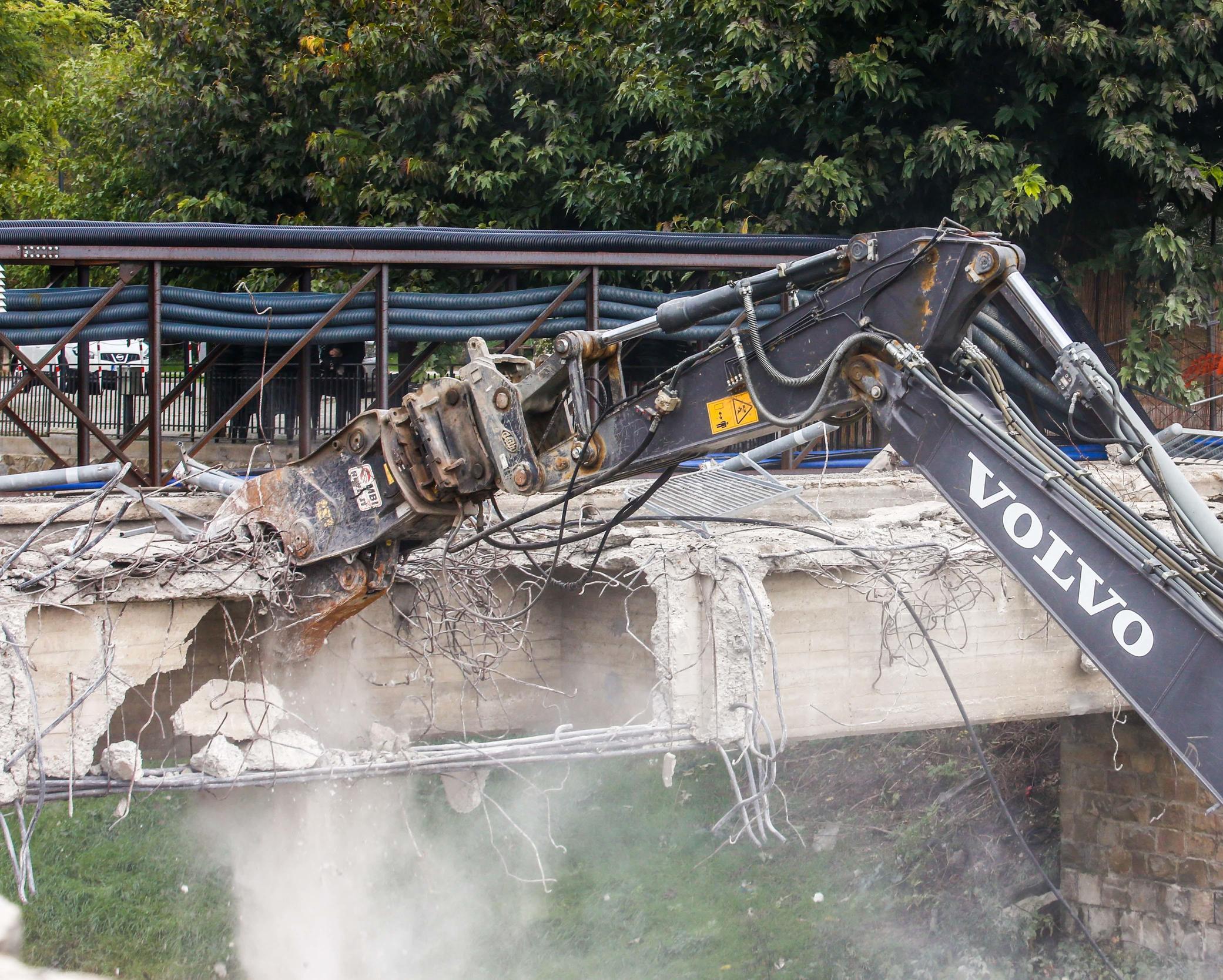 https://www.lanazione.it/image-service/view/acePublic/alias/contentid/MjVmOWY2YWQtYzdlNi00/0/il-ponte-di-via-santa-maria-maddalena-sara-demolito.jpeg
