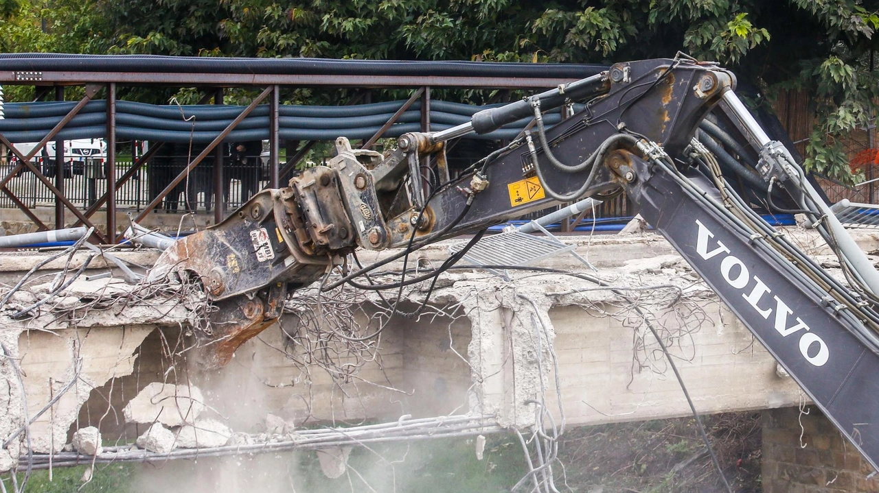 Nella notte tra il 21 e il 22 giugno la demolizione ponte di via Santa Maria Maddalena Nella notte tra il 21 e il 22 giugno la demolizione ponte di via Santa Maria Maddalena