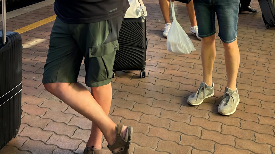 I pendolari aretini che sono dovuti scendere dal treno a Orvieto in attesa di un’altra corsa che li riportasse a casa I pendolari aretini che sono dovuti scendere dal treno a Orvieto in attesa di un’altra corsa che li riportasse a casa