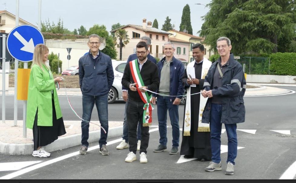 https://www.lanazione.it/image-service/view/acePublic/alias/contentid/MjY0ODJjMGMtMTdlOS00/0/il-taglio-del-nastro-con-l-assessore-casi.jpeg