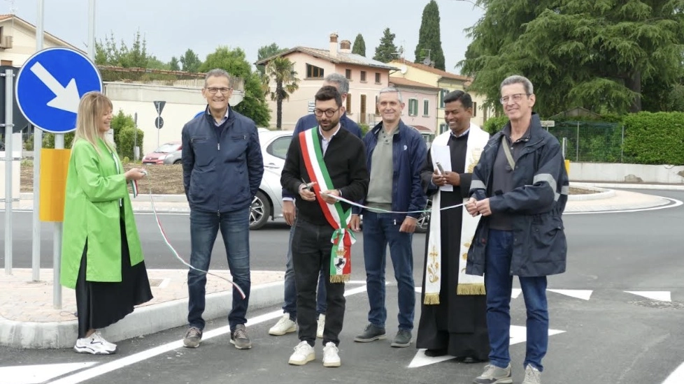 Il taglio del nastro con l'assessore Casi Il taglio del nastro con l'assessore Casi