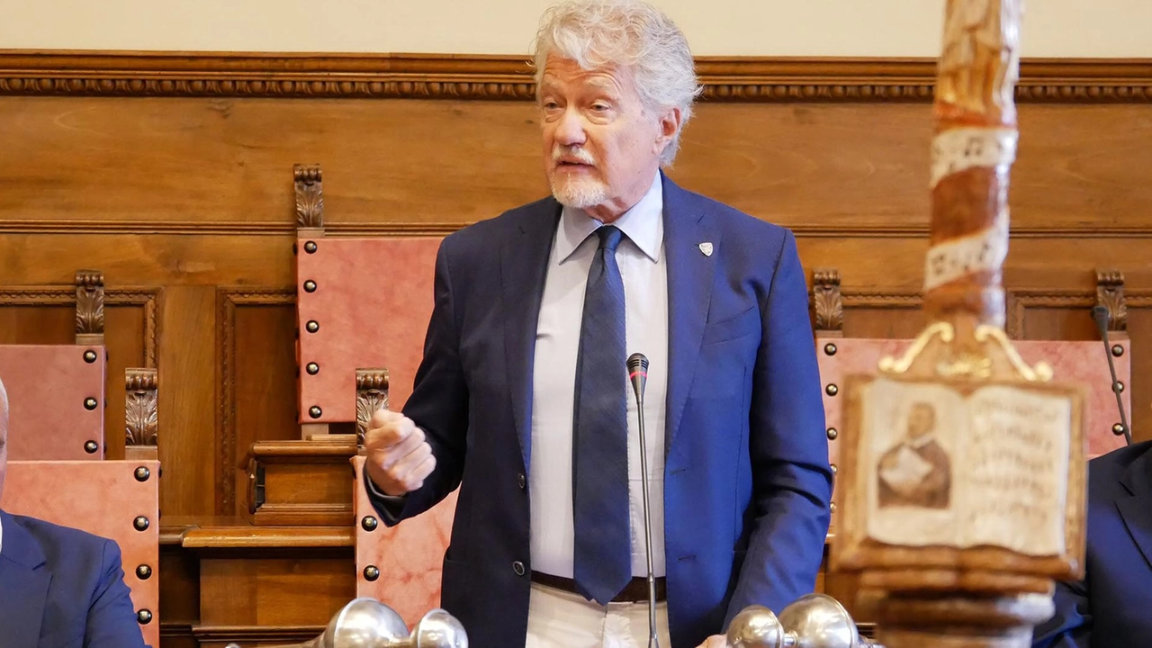 Il sindaco Alessandro Ghinelli durante la conferenza stampa di presentazione della lancia d’oro, in primo piano sulla destra Il sindaco Alessandro Ghinelli durante la conferenza stampa di presentazione della lancia d’oro, in primo piano sulla destra