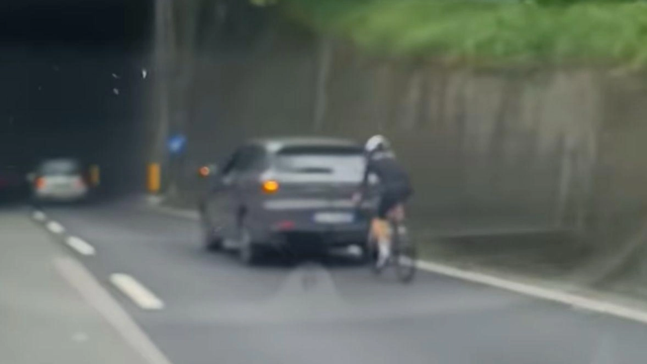 Il ciclista in FiPiLi (Foto Facebook/I Dannati della FiPiLi)