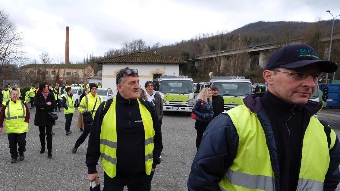 Operatori nel giorno dell’inaugurazione del centro di raccolta intercomunale a Boceda di Mulazzo (foto di repertorio)