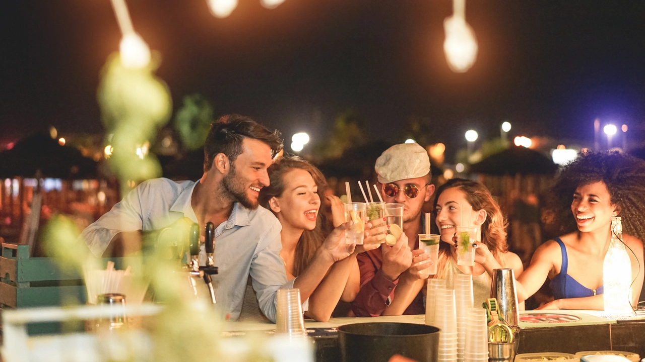 Una festa sulla spiaggia in una foto di repertorio Istock Una festa sulla spiaggia in una foto di repertorio Istock