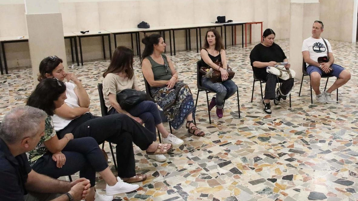 Molestie, offese e pedinamenti . Sos dai genitori degli studenti : "Il tragitto per la scuola fa paura"