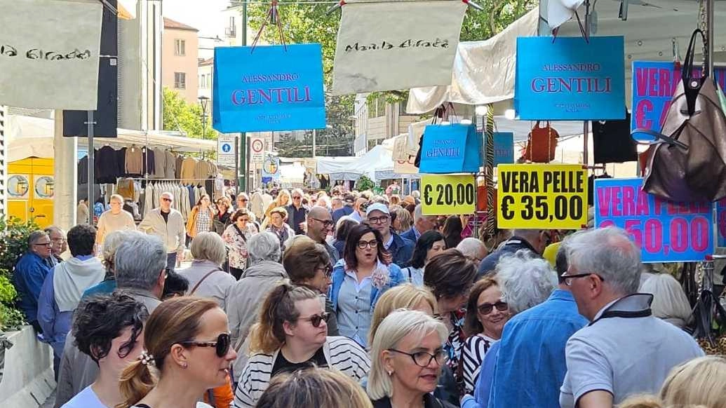 È sui banchi de «Gli Ambulanti di Forte di Marmi» che si trovano le nuove tendenze della moda, spesso riprese anche da tanti fashion blog e magazine femminili