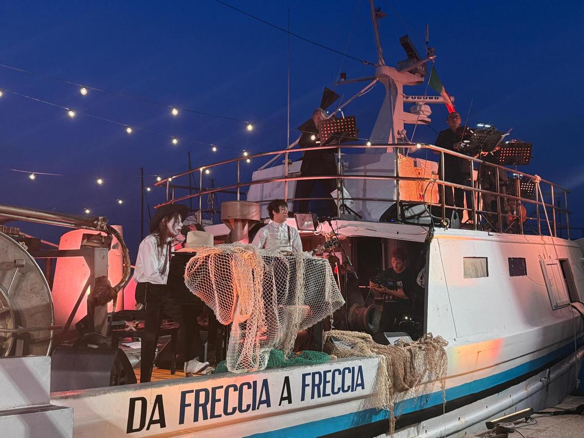 L’attesa dei fan, Lucio Corsi arriva dal mare e si prende l’abbraccio di Porto Ercole L’attesa dei fan, Lucio Corsi arriva dal mare e si prende l’abbraccio di Porto Ercole
