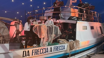 L’attesa dei fan, Lucio Corsi arriva dal mare e si prende l’abbraccio di Porto Ercole