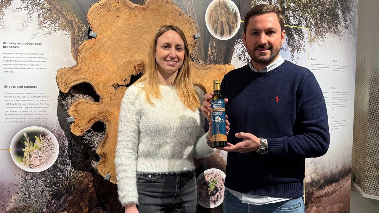 Silvia e Alberto Morettini con la bottiglia d’olio preparata per questo Giubileo Silvia e Alberto Morettini con la bottiglia d’olio preparata per questo Giubileo