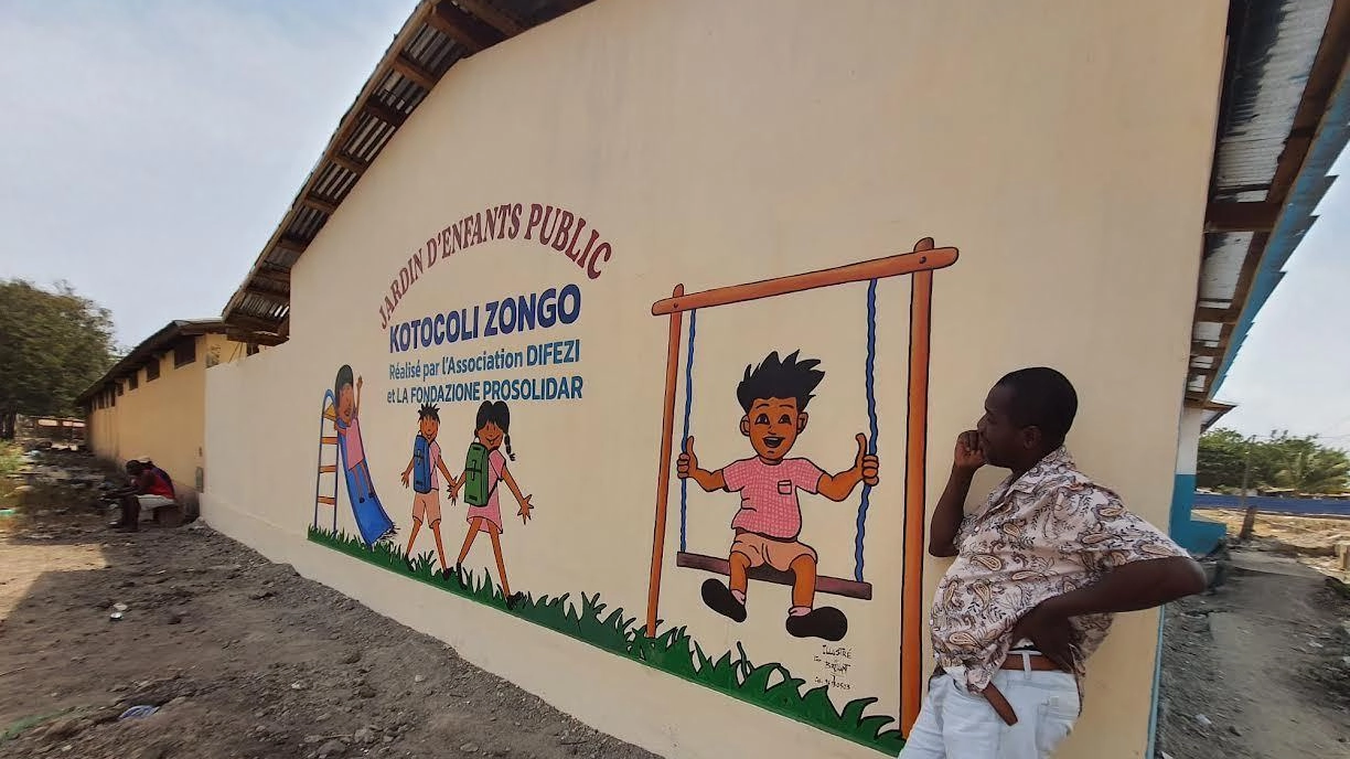 I ragazzini del Togo a cui l’associazione Defezi cerca di garantire un’educazione scolastica sicura e concreta; sopra una delle strutture in Africa