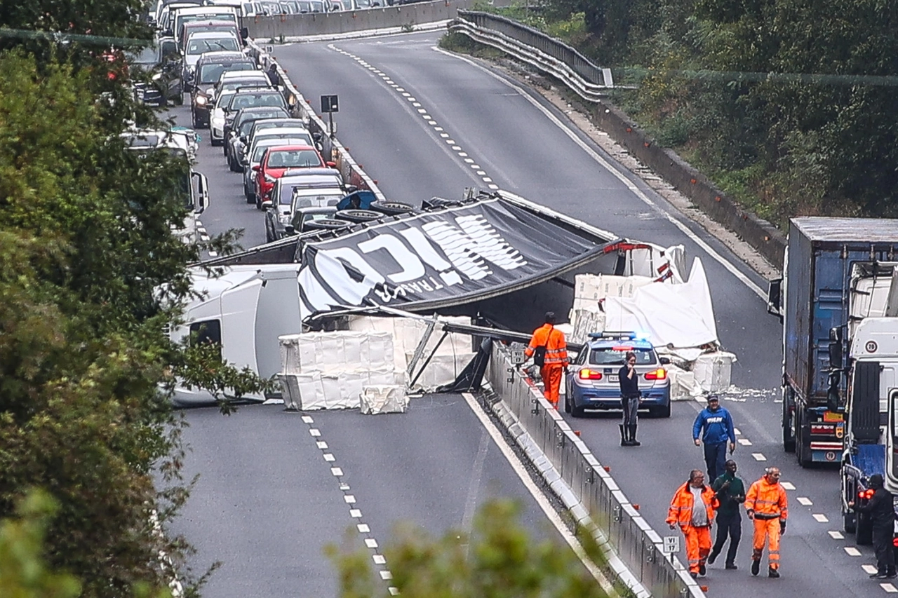 Il camion ribaltato in FiPiLi tra Ginestra Fiorentina e Montelupo (Foto Gasperini/Fotocronache Germogli)