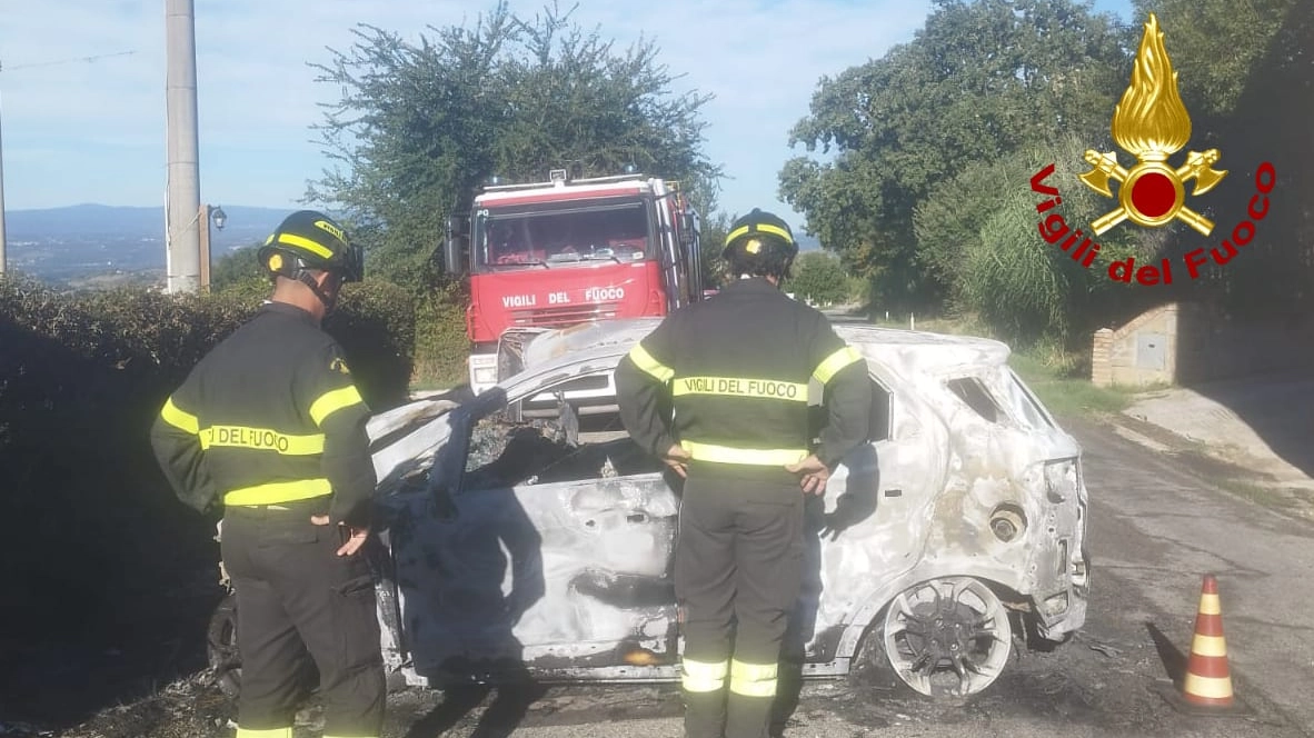 Nel drammatico impatto l'auto è andata a fuoco Nel drammatico impatto l'auto è andata a fuoco