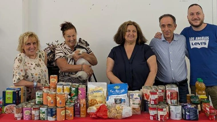 La raccolta di generi alimentari organizzata dal Pd provinciale. Da sinistra. Rosanna Cioli, Milda Meneghini, Luisa Vesco, Antonio Zanin e Gianmarco Franchi La raccolta di generi alimentari organizzata dal Pd provinciale. Da sinistra. Rosanna Cioli, Milda Meneghini, Luisa Vesco, Antonio Zanin e Gianmarco Franchi