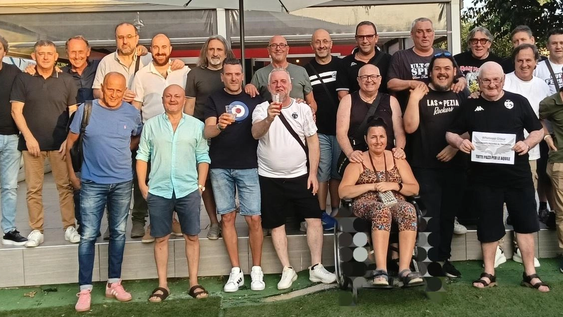 Foto di gruppo per i tifosi del club ’Tutti pazzi per le Aquile’ presenti alla rimpatriata organizzata al Trincerone Foto di gruppo per i tifosi del club ’Tutti pazzi per le Aquile’ presenti alla rimpatriata organizzata al Trincerone