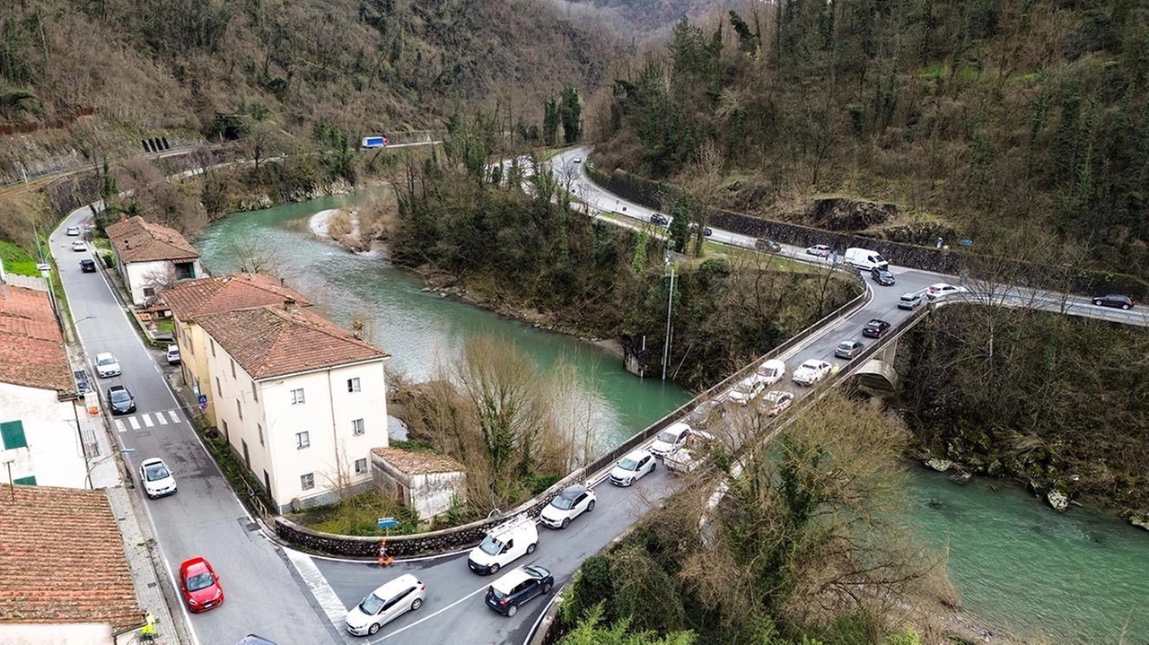 Nella foto realizzata da Borghesi con il drone si vede il Ponte di Calavorno e la zona del cantiere lungo la scogliera che dovrà essere messa in sicurezza