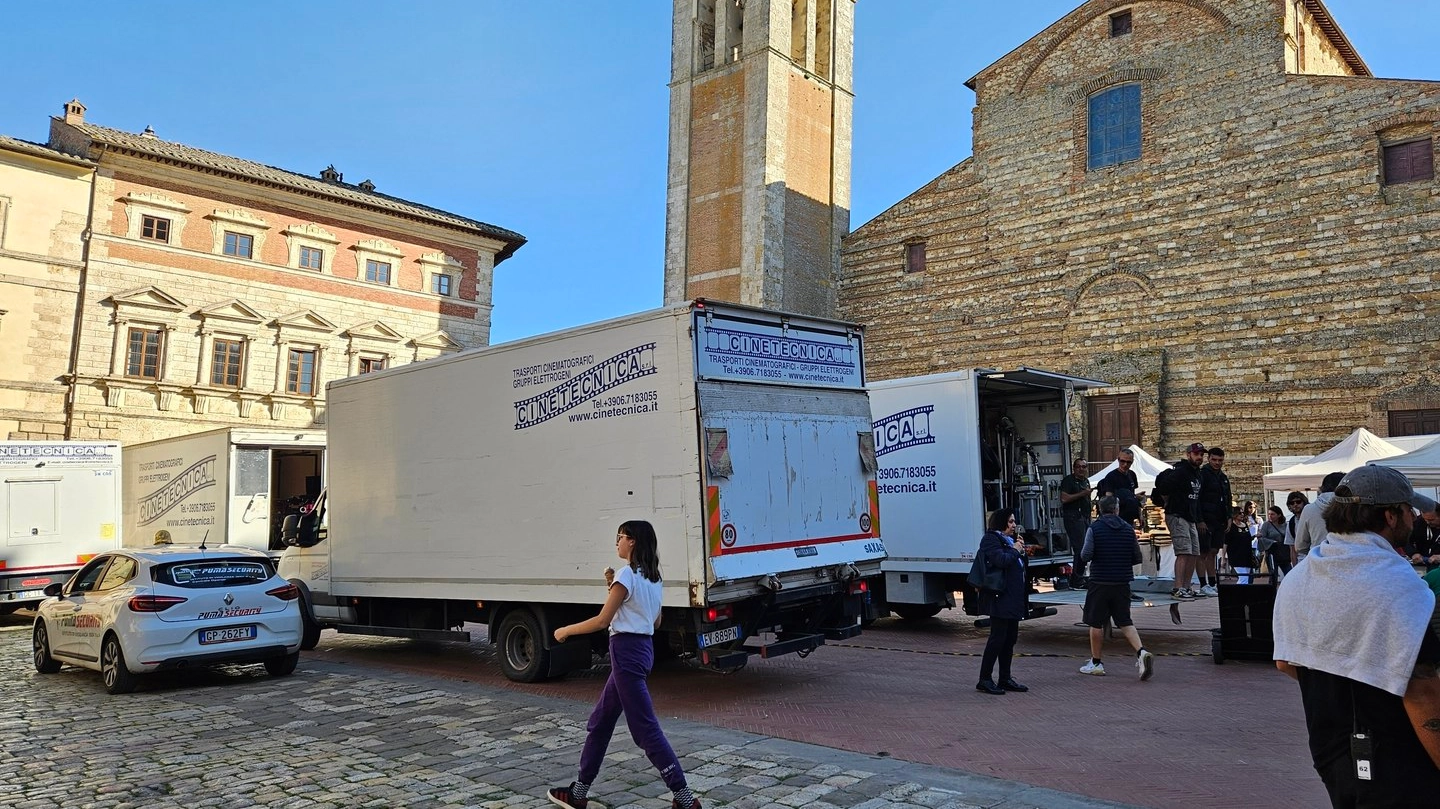 I camion della produzione di Netflix per il film ’La dolce villa’, liberano Piazza Grande a Montepulciano dalle telecamere, cavi e proiettori necessari per le riprese