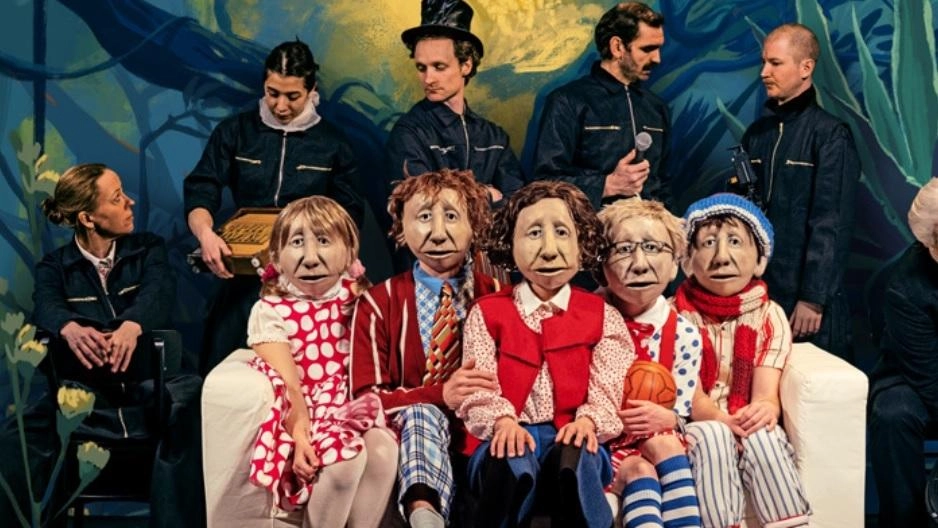 La Familie Floz porta in scena 'Hokuspokus' ai Teatri di Siena, un viaggio di vita tra musica e fantasia. La Familie Floz porta in scena 'Hokuspokus' ai Teatri di Siena, un viaggio di vita tra musica e fantasia.