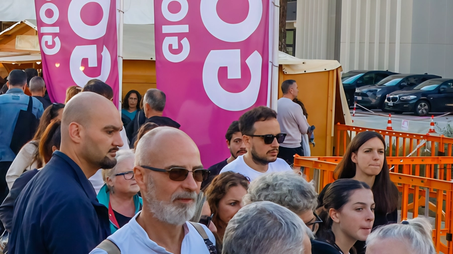 La Fiera prosegue con la presentazione dello Scandicci calcio e il convegno di Greenpeace su greenwashing e sostenibilità. Eventi in programma fino a mezzanotte, tra cui arrampicata e padel. La Fiera prosegue con la presentazione dello Scandicci calcio e il convegno di Greenpeace su greenwashing e sostenibilità. Eventi in programma fino a mezzanotte, tra cui arrampicata e padel.