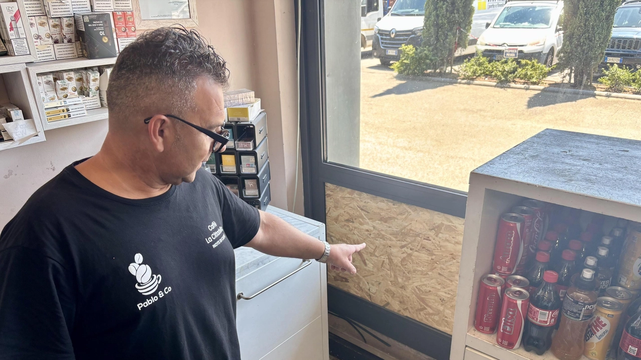 Pablo Franconi del bar La Cittadella mostra l’infisso rotto dai ladri per entrare dentro il locale della Bianca e rubare le sigarette Pablo Franconi del bar La Cittadella mostra l’infisso rotto dai ladri per entrare dentro il locale della Bianca e rubare le sigarette