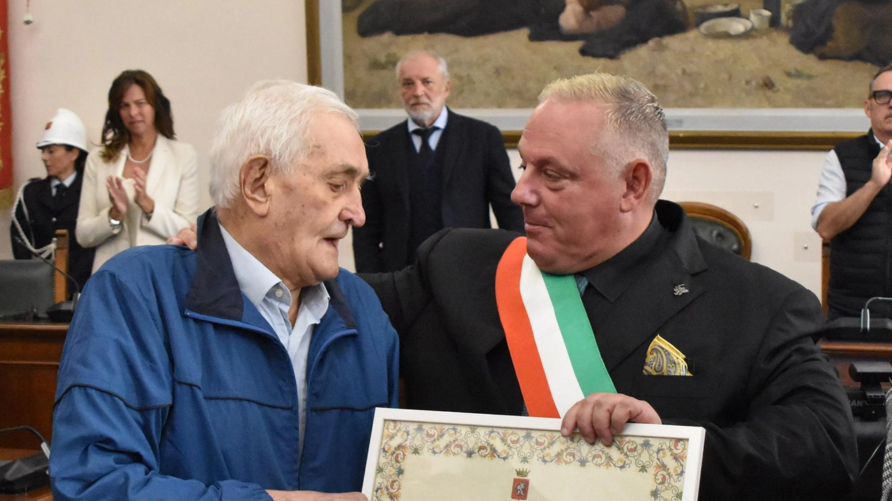 Il sindaco mentre consegna l’attestato al padre di Sergio Bronchini Il sindaco mentre consegna l’attestato al padre di Sergio Bronchini