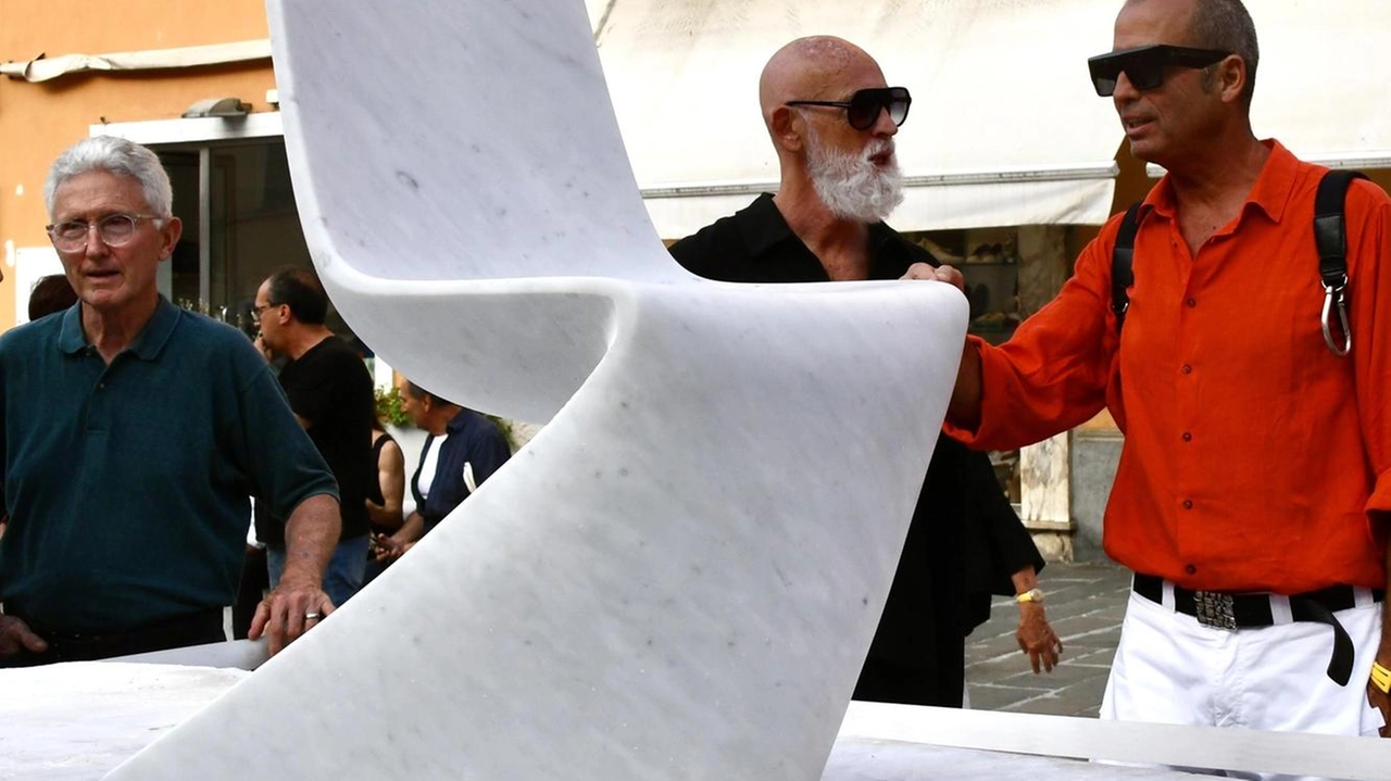 Un grande dinamico spazio espositivo e laboratorio creativo a cielo aperto, luogo di dialogo e confronto tra designer, architetti,... Un grande dinamico spazio espositivo e laboratorio creativo a cielo aperto, luogo di dialogo e confronto tra designer, architetti,...
