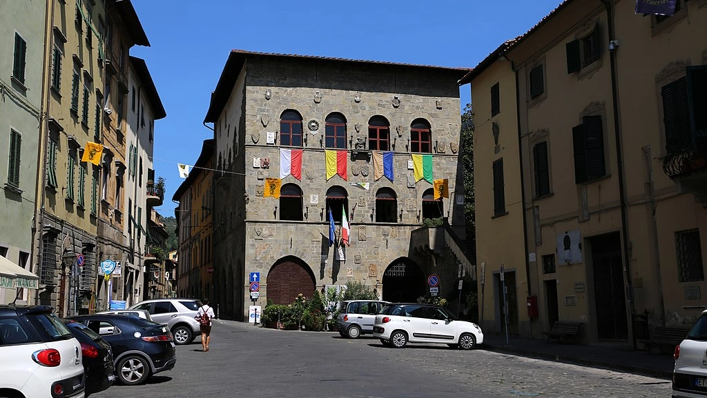 Palazzo del Vicario, sede dell’amministrazione, in piazza Mazzini Palazzo del Vicario, sede dell’amministrazione, in piazza Mazzini