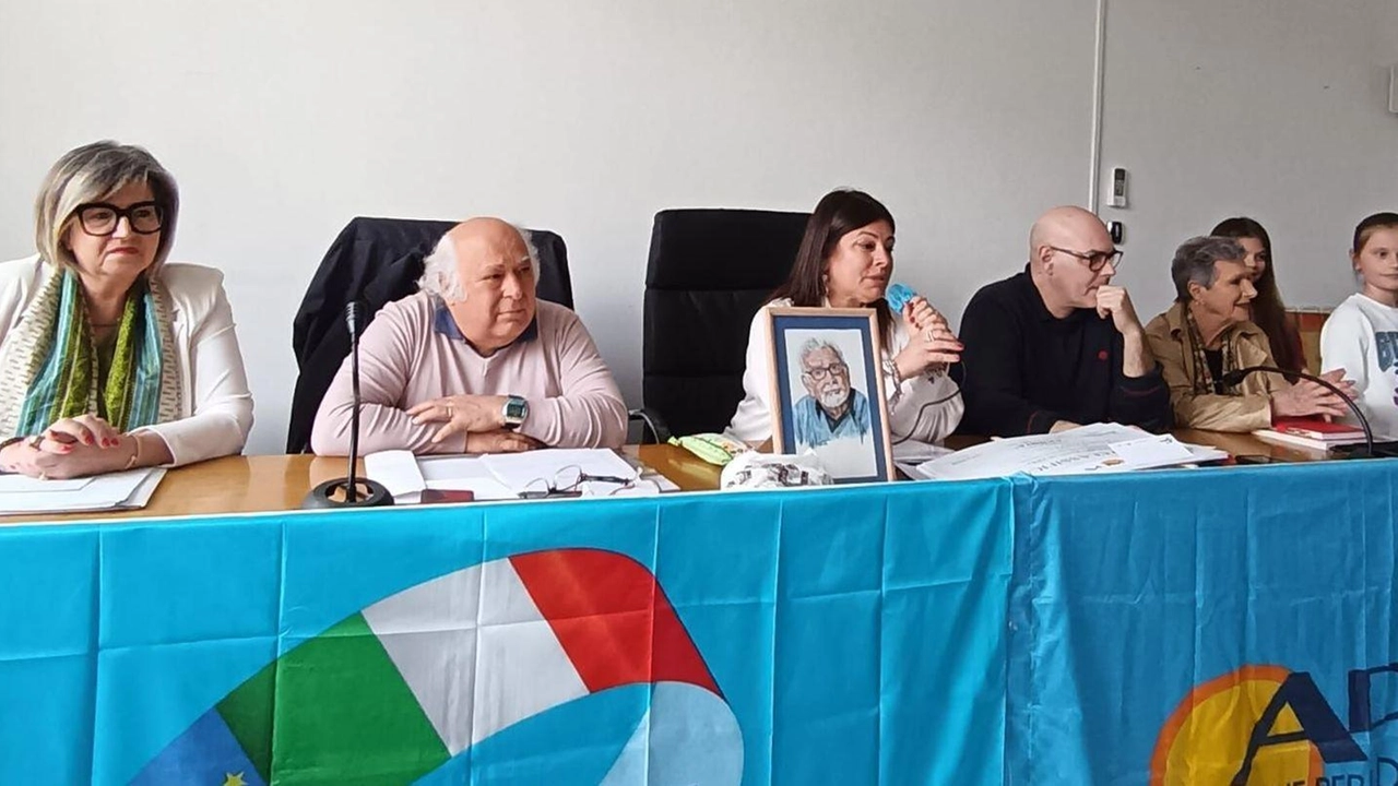 Carrara, festa nella sede dell’associazione Arcf con tanti bambini delle scuole primarie. Ricordato con un quadro Enzo Marco