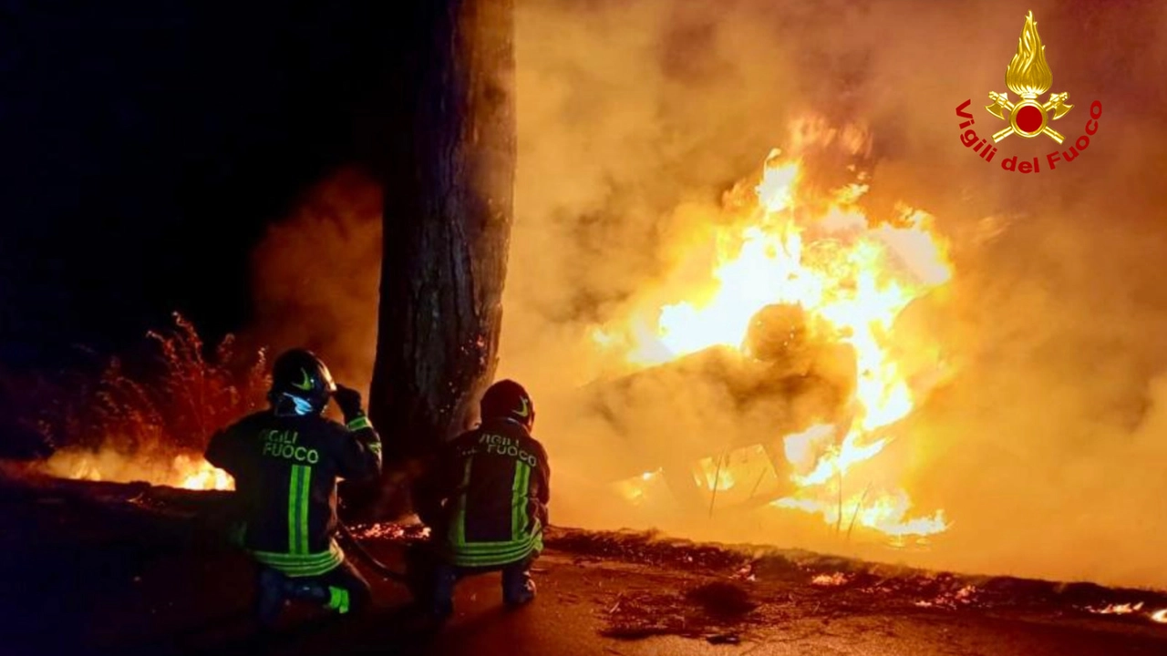 L'auto in fiamme e l'intervento dei vigili del fuoco L'auto in fiamme e l'intervento dei vigili del fuoco