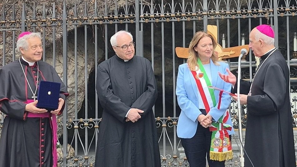 Il giorno della consegna delle stole realizzate a Prato