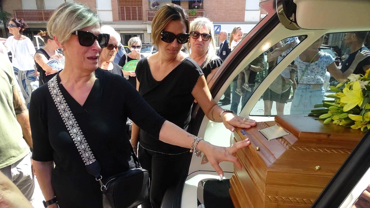 Un saluto commosso e sentito da parte della famiglia e di tutta la città a Carlo Alberto Di Grazia, insegnante, giornalista e politico, (è stato vicesindaco di Viareggio), durante il funerale tenutosi ieri alla Chiesa di San Paolino Un saluto commosso e sentito da parte della famiglia e di tutta la città a Carlo Alberto Di Grazia, insegnante, giornalista e politico, (è stato vicesindaco di Viareggio), durante il funerale tenutosi ieri alla Chiesa di San Paolino
