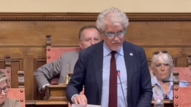 Il sindaco Ghinelli durante il consiglio comunale aperto