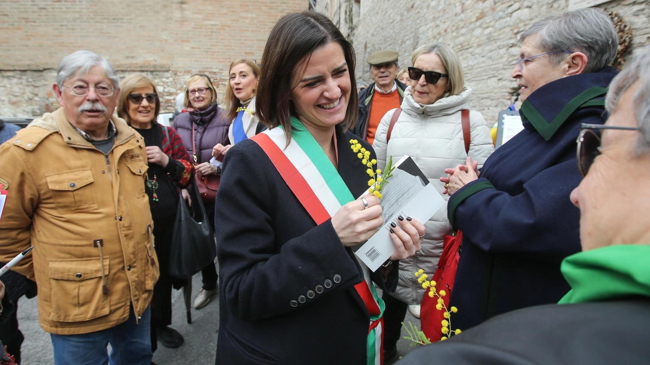 Perugia, cerimonia sotto la lapide in via del Parione. La sindaca Ferdinandi: "Grazie al loro coraggio". Perugia, cerimonia sotto la lapide in via del Parione. La sindaca Ferdinandi: "Grazie al loro coraggio".