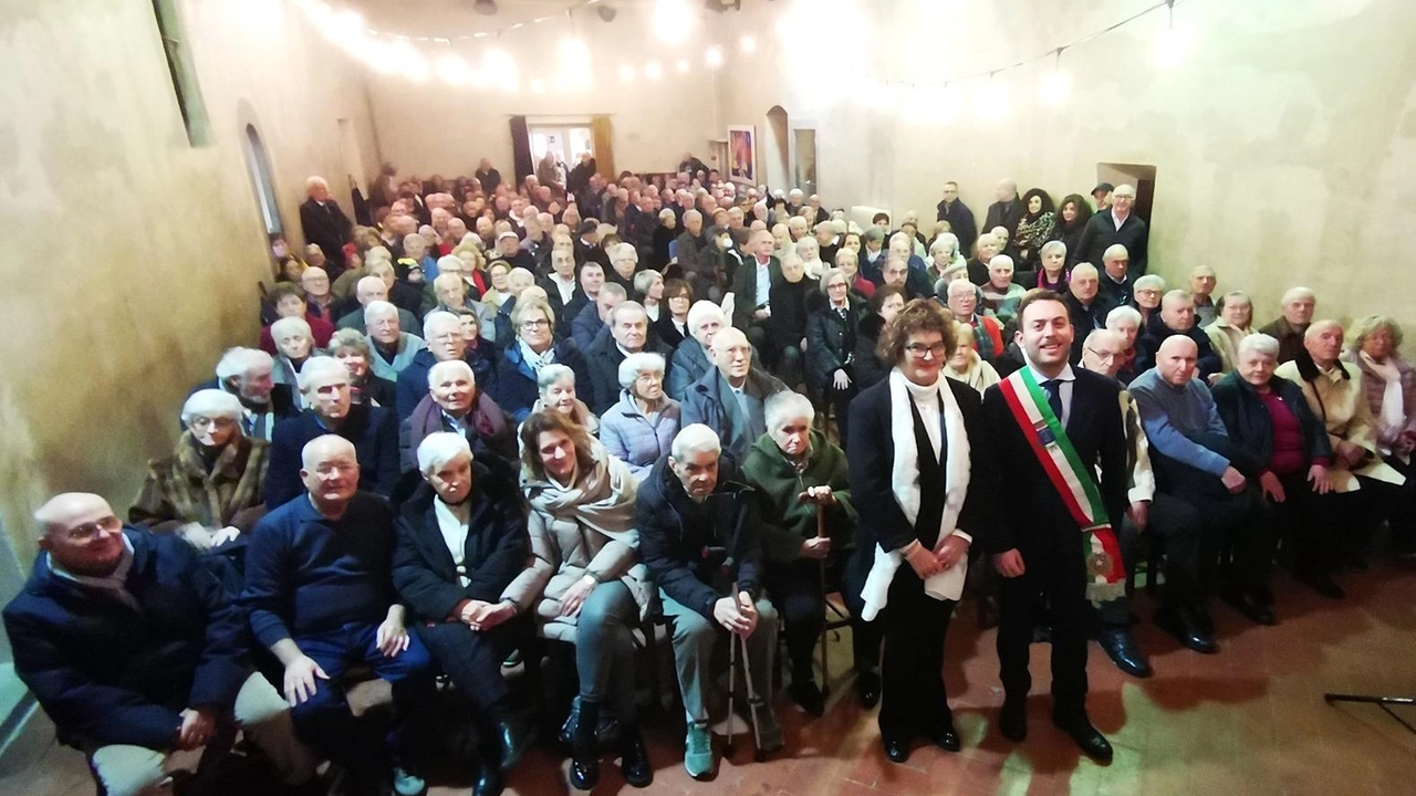 Premiate dal Comune le coppie che nel 2025 hanno festeggiato o festeggeranno 25, 50, 55, 60, 65 anni di matrimonio e ben otto. insieme da oltre 70 anni Premiate dal Comune le coppie che nel 2025 hanno festeggiato o festeggeranno 25, 50, 55, 60, 65 anni di matrimonio e ben otto. insieme da oltre 70 anni