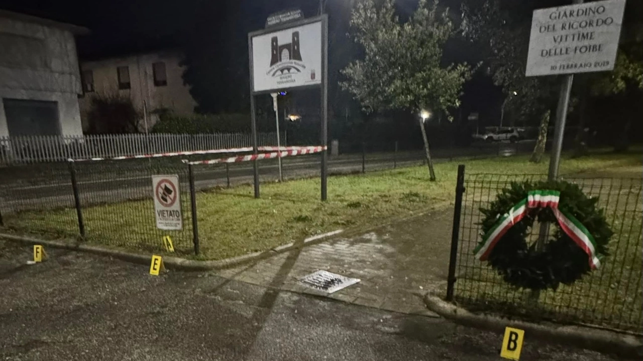 Licciana Nardi, bomba carta esplode nella notte nel Giardino del Ricordo per le vittime delle foibe Licciana Nardi, bomba carta esplode nella notte nel Giardino del Ricordo per le vittime delle foibe
