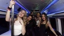 Giovani viaggiano in piena sicurezza grazie al bus notturno (foto Umicini) Giovani viaggiano in piena sicurezza grazie al bus notturno (foto Umicini)