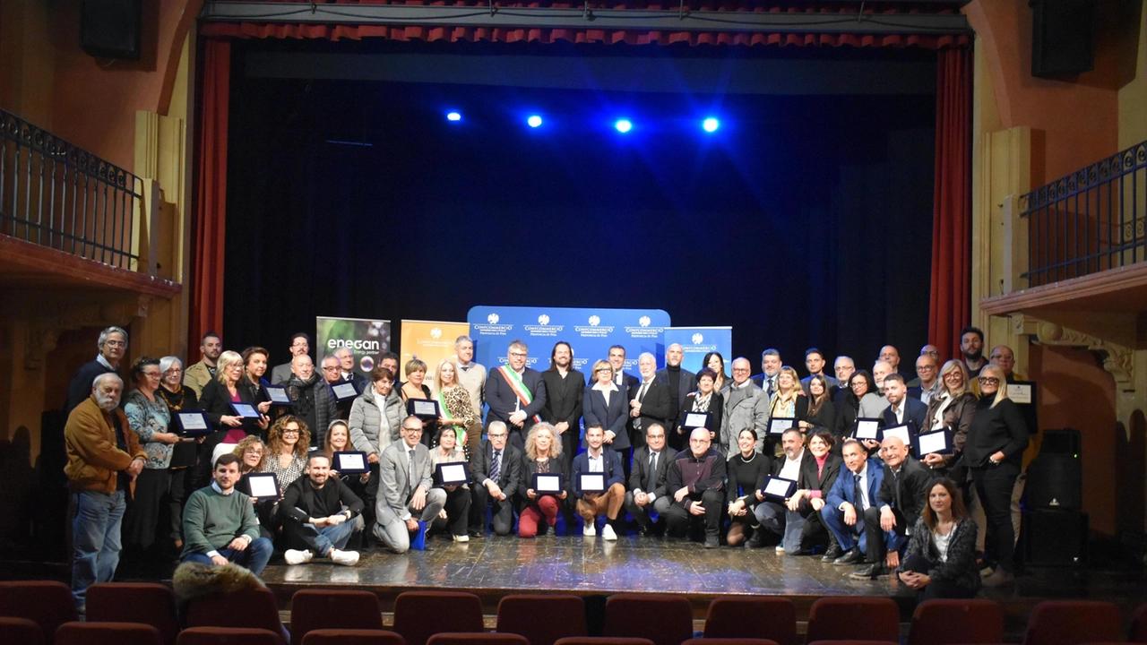 Ieri al Teatro Rossini di Pontasserchio l’iniziativa di Confcommercio che valorizza le aziende del territorio Ieri al Teatro Rossini di Pontasserchio l’iniziativa di Confcommercio che valorizza le aziende del territorio