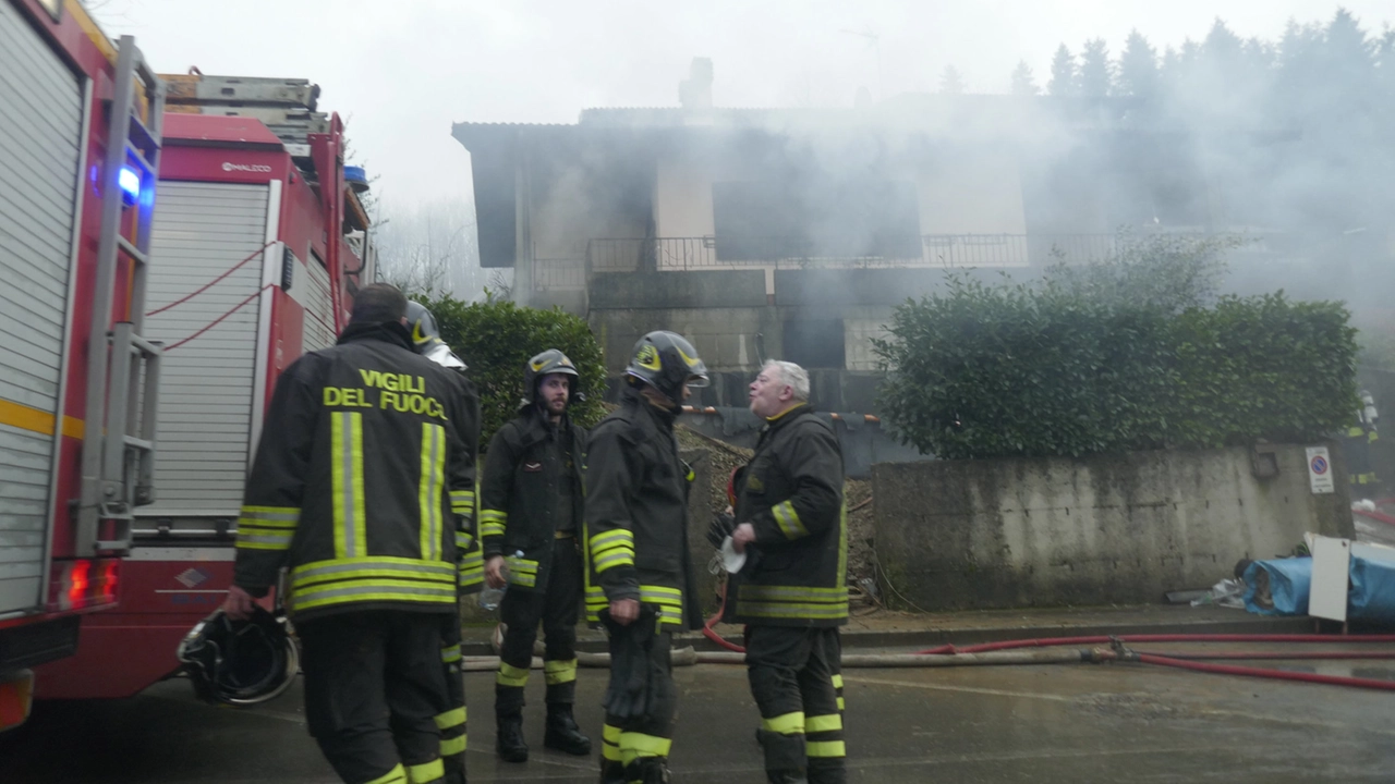 I soccorsi nella villetta di via Toccafondi a Montepiano la mattina di martedì. Il figlio di Anna Viliani ha prima accoltellato la mamma e poi ha dato fuoco alla casa dopo ha confessato tutto agli investigatori (Foto Attalmi)